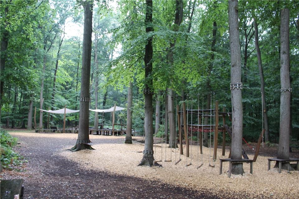 Der Niedrigseilgarten (großes Bild) und der Spielplatz am Ahornpfad sollen erneuert werden.