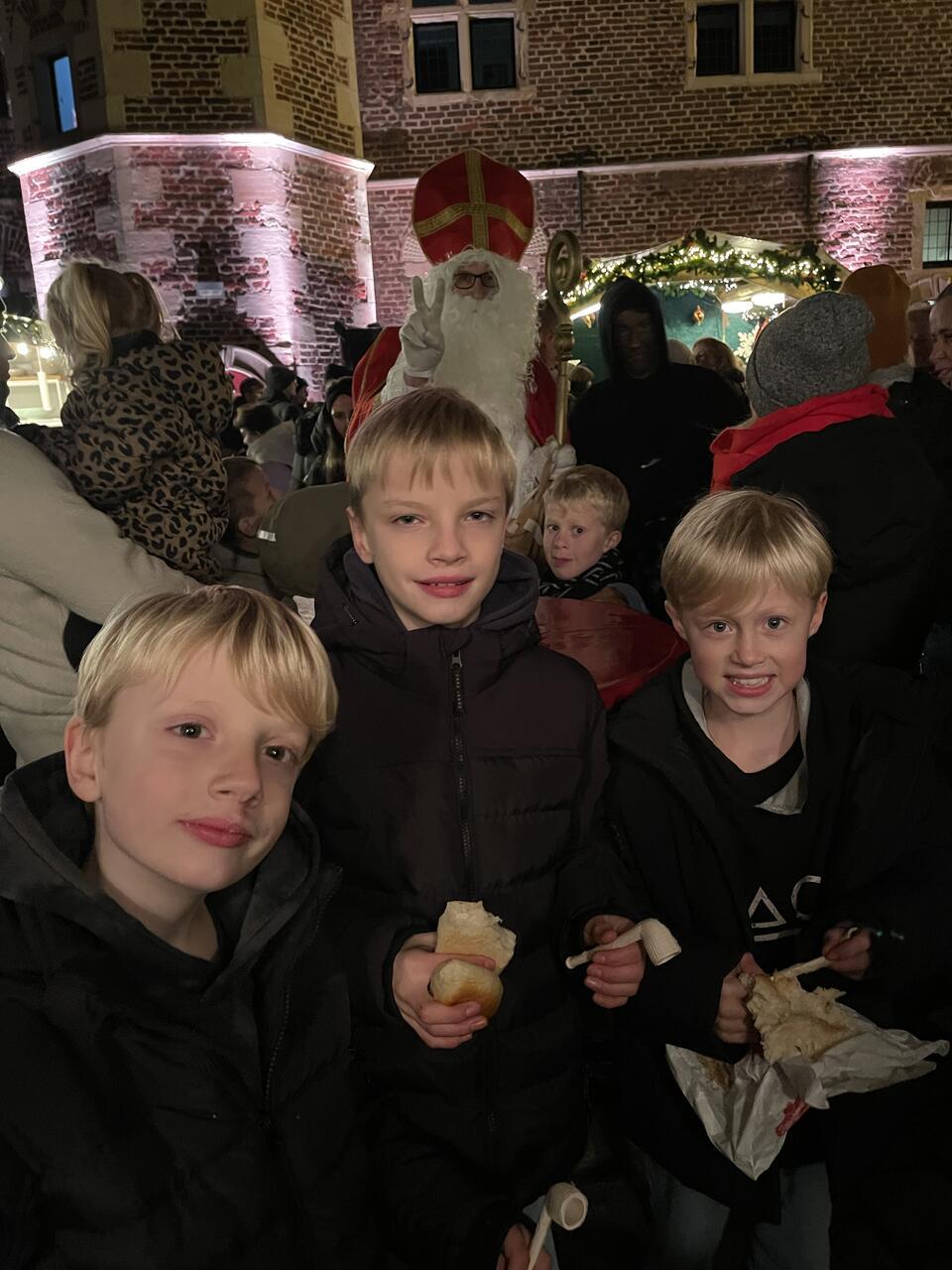 Der Nikolaus grüßt vom Nikolausumzug in Raesfeld.