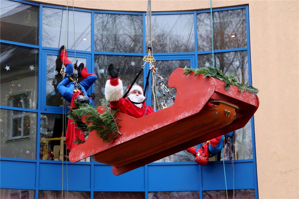 Der Nikolaus zu Besuch in der Klinik (Symbolbild)Bernd Wüstneck/dpa