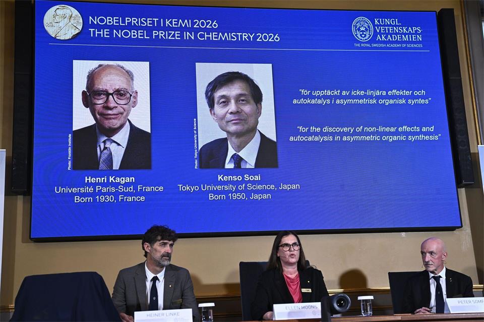 Der Nobelpreis für Chemie geht in diesem Jahr an den Franzosen Henri Kagan und den Japaner Kenso Soai.Fredrik Sandberg/TT News Agency/AP/dpa