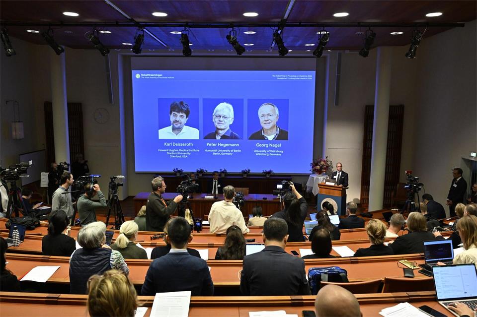 Der Nobelpreis für Medizin geht in diesem Jahr an die beiden Deutschen Peter Hegemann und Georg Nagel sowie den US-Forscher Karl Deisseroth.Pontus Lundahl/TT News Agency/AP/dpa