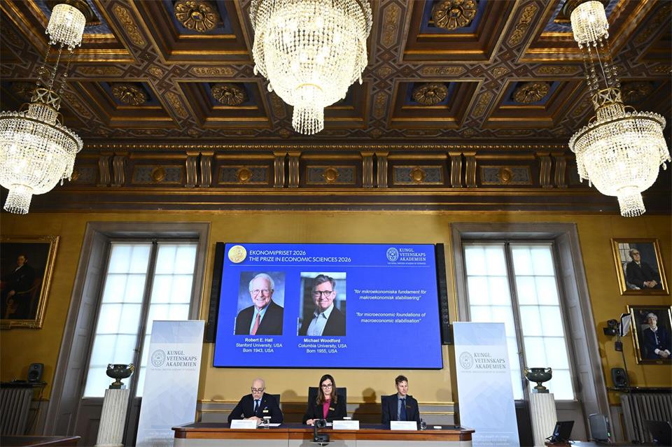 Der Nobelpreis für Wirtschaftswissenschaften geht an die US-Ökonomen Robert E. Hall und Michael Woodford.Anders Wiklund/TT News Agency via AP/dpa