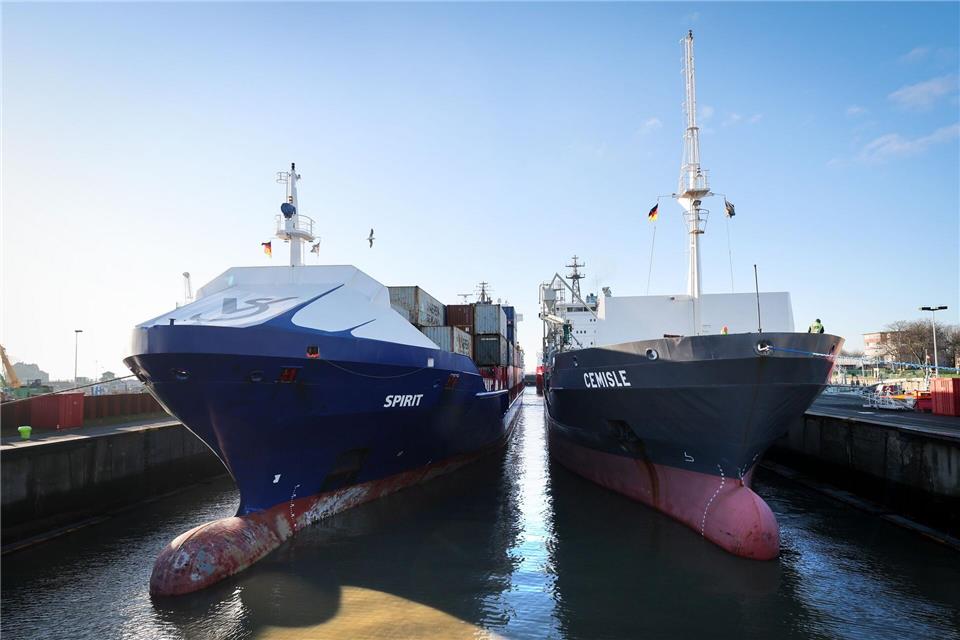 Der Nord-Ostsee-Kanal wird jedes Jahr von mehr als 20.000 Schiffen befahren. (Symbolbild)Christian Charisius/dpa