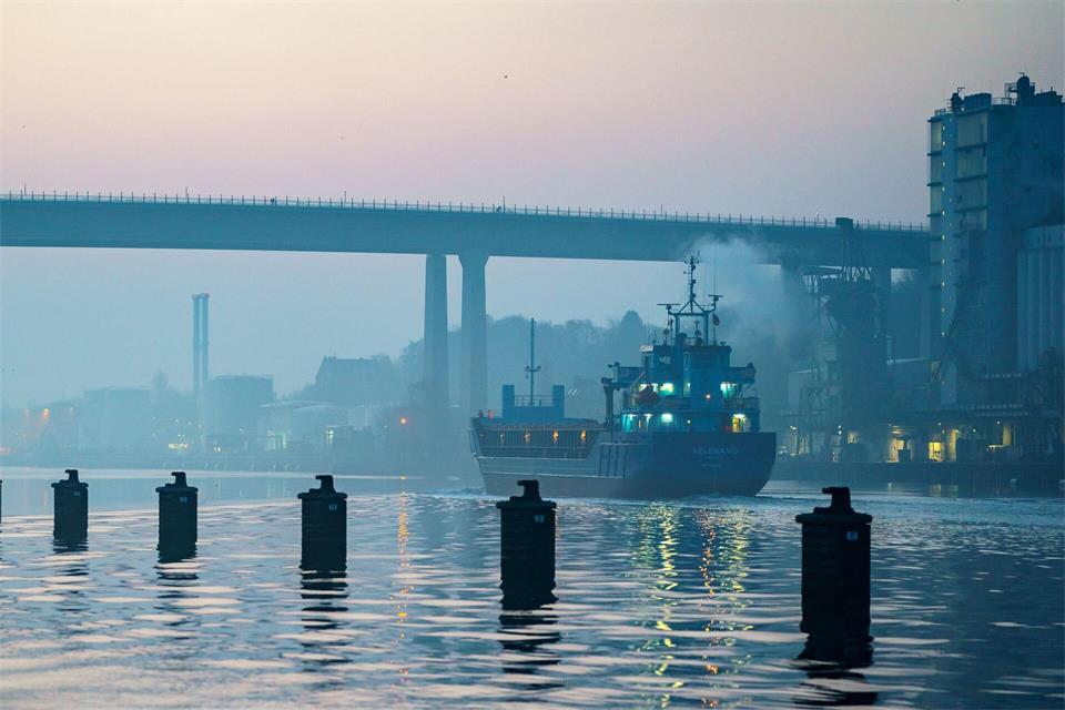 Der Nord-Ostsee-Kanal zählt zu den meistbefahrenen künstlichen Wasserstraßen der Welt. (Symbolbild)Axel Heimken/dpa
