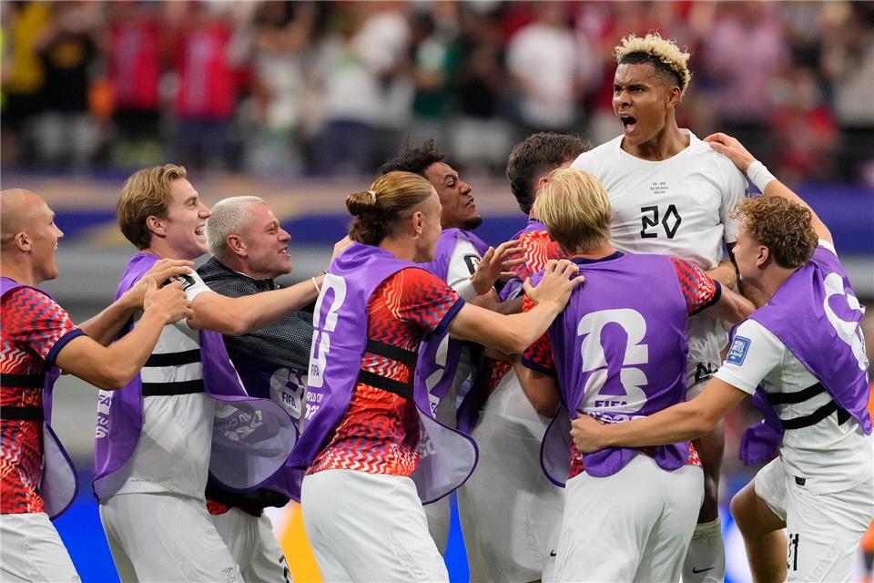 Der Norweger Antonio Nusa (oben) feiert sein Tor zum 0:1 mit seinen Mannschaftskollegen.Tony Gutierrez/AP Photo/dpa