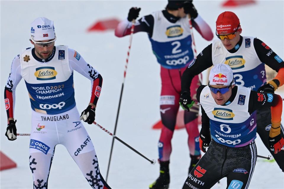 Der Norweger Jarl Magnus Riiber (l) ist sauer auf das deutsche Team um Vinzenz Geiger (vorne) und Julian Schmid (r).Hendrik Schmidt/dpa