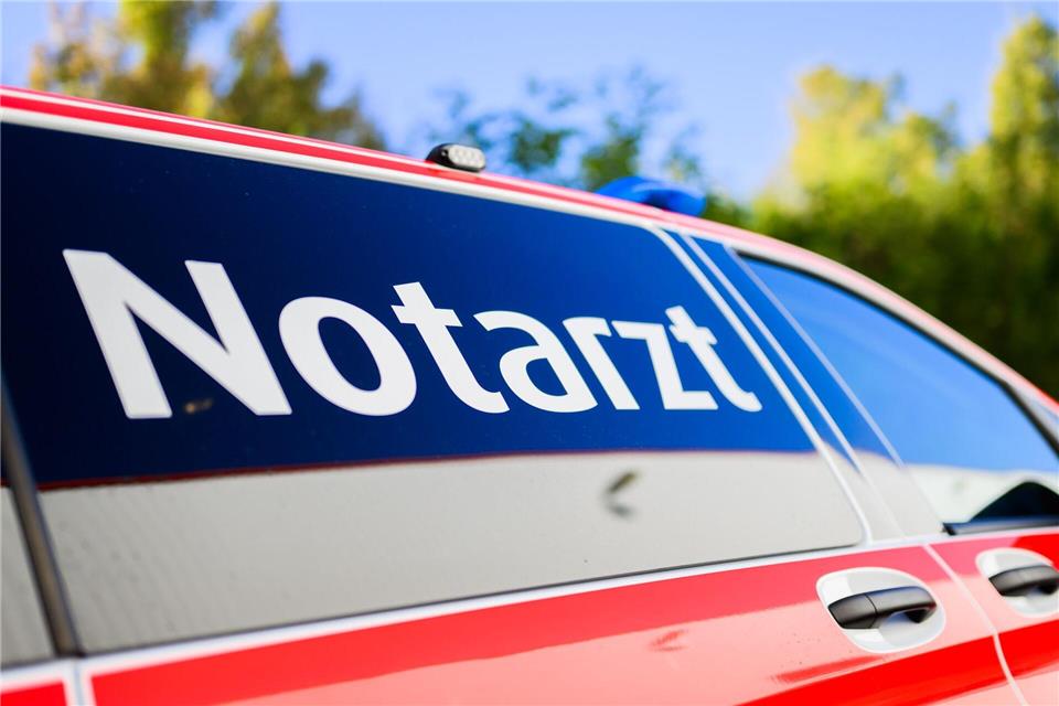 Der Notarzt konnte bei einem Unfall im Kreis Kleve am Sonntags nichts mehr machen. Die Autofahrer aus Kranenburg war sofort tot. (ArchivbildJulian Stratenschulte/dpa