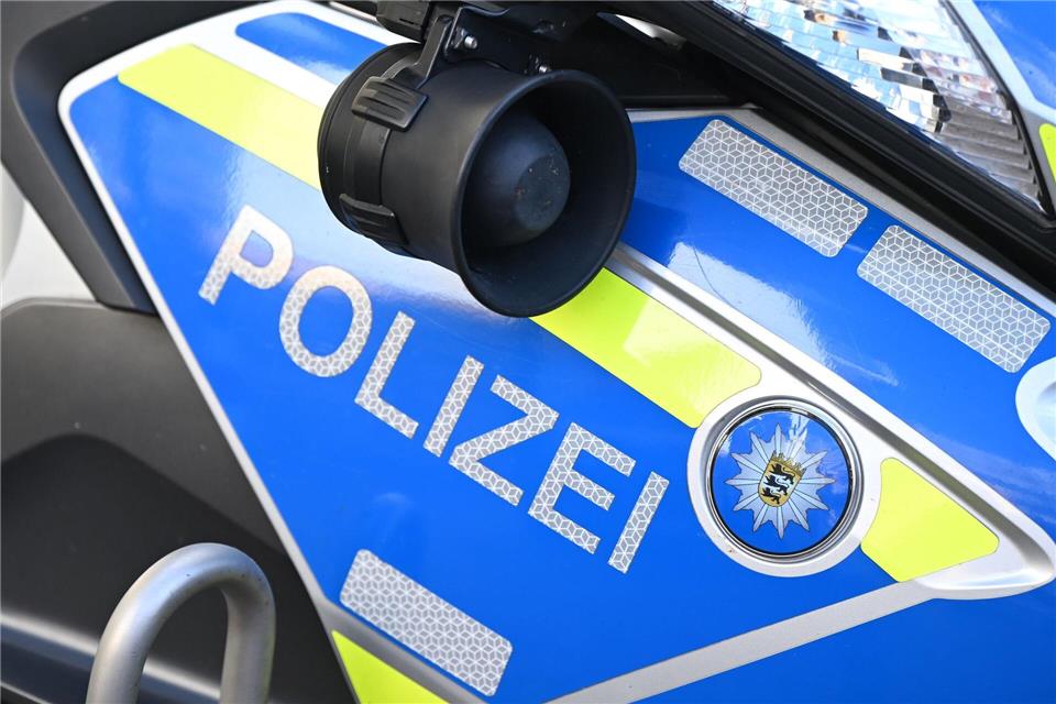 Der Notruf erreicht die Polizei in der Nacht. (Symbolbild)Bernd Weißbrod/dpa