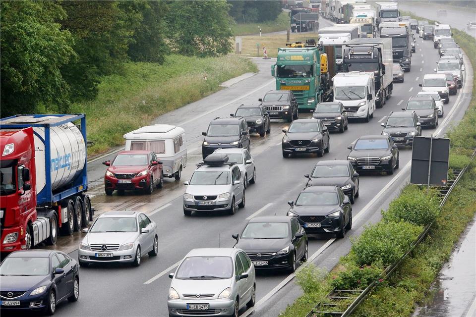 Staureicher November - wo es besonders stockt Der November gehört ohnehin zu den staureichsten Monaten des Jahres. In diesem Jahr ist die Zahl der Baustellen besonders hoch. (Archivbild)Roland Weihrauch/dpa