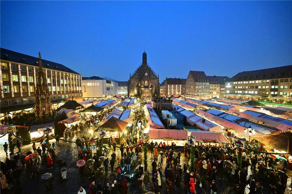 Der Nürnberger Christkindlesmarkt ist laut neuesten Erkenntnissen jünger als gedacht. (Archivbild)Matthias Merz/dpa