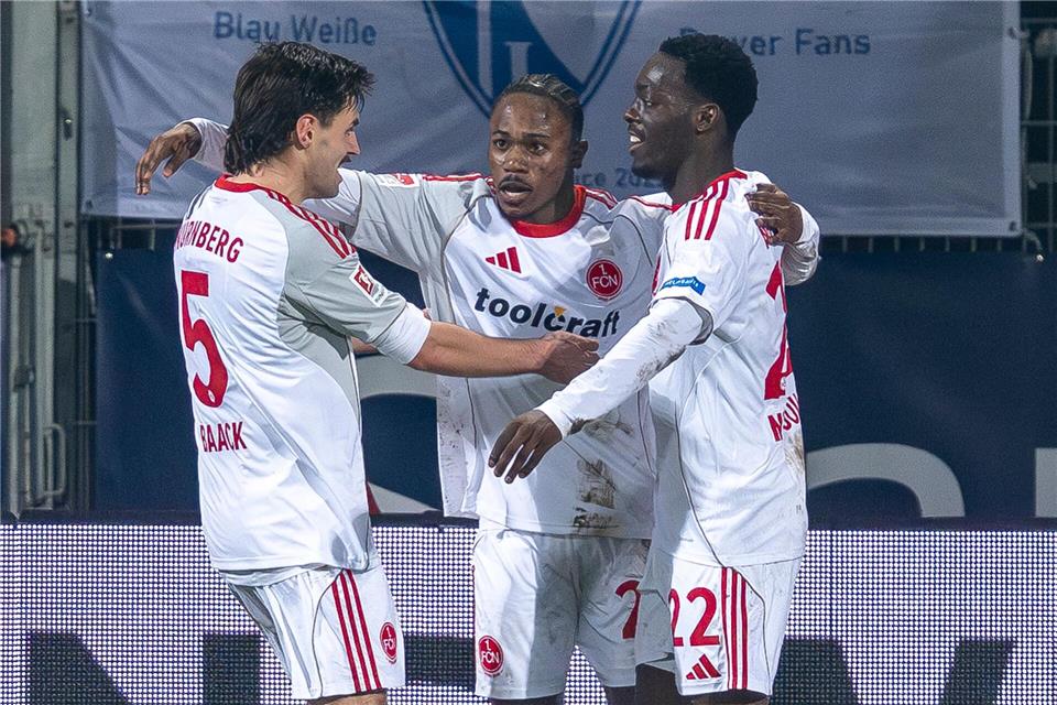 Der Nürnberger Mohamed Alì Zoma (Mitte) bejubelt mit den Vorlagengebern Tom Baack (links) und Rabby Nzingoula seinen Treffer zur 1:0-Führung.David Inderlied/dpa