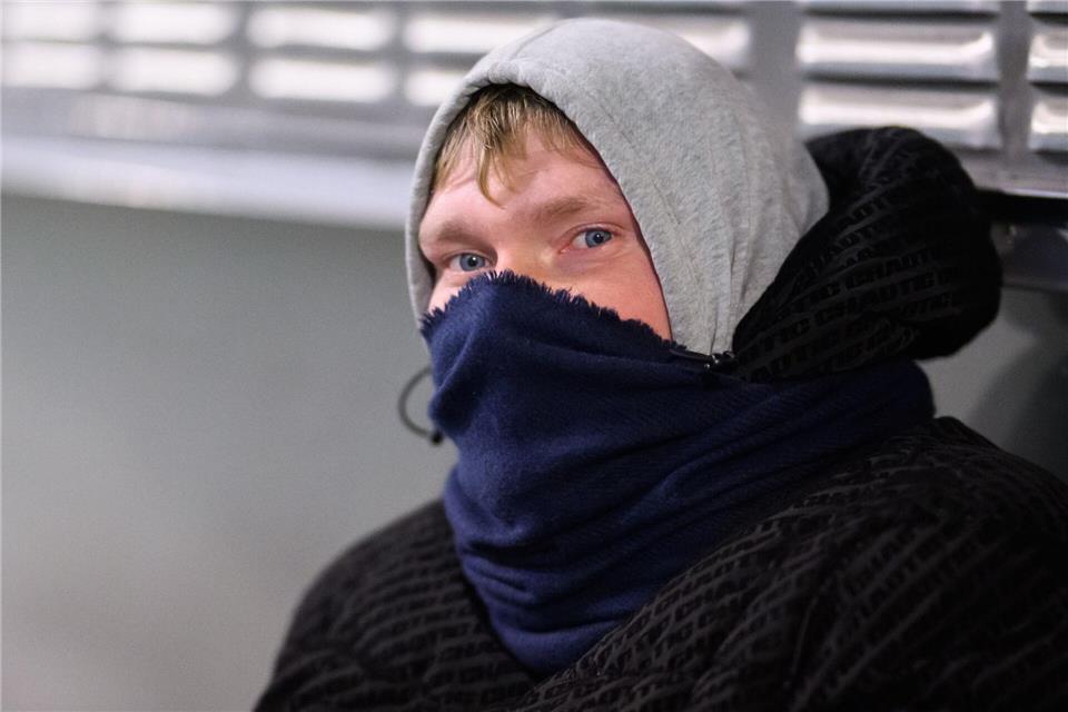 Der Obdachlose Kevin sitzt am frühen Morgen bei Minus 5 Grad in der Innenstadt.Julian Stratenschulte/dpa