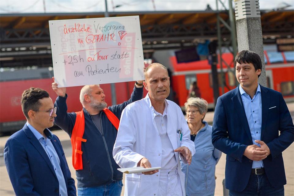 Der Oberarzt der Kardiologie am Johanniter-Krankenhaus, Udo Zacharzowsky, erklärt die Situation aus Sicht des Klinikums und der Ärzte. Klaus-Dietmar Gabbert/dpa
