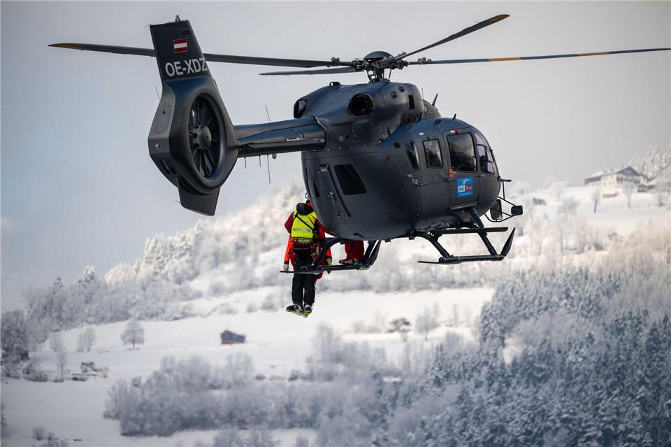 Der Oberbayer wurde nach dem tödlichen Sturz auf der roten Piste von Einsatzkräften geborgen. (Symbolbild)Liebl Daniel/Tiroler Tageszeitung/dpa