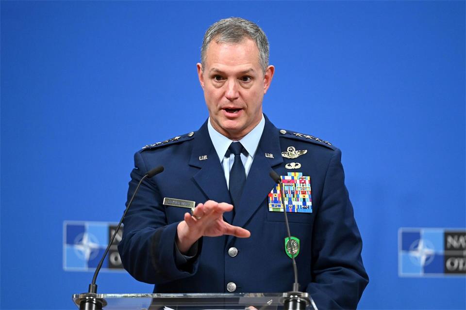 Der Oberbefehlshaber der Nato-Streitkräfte in Europa, Alexus Grynkewich, hat eine neue Sicherheitsstrategie des Bündnisses vorgestellt. Elisa Schu/dpa