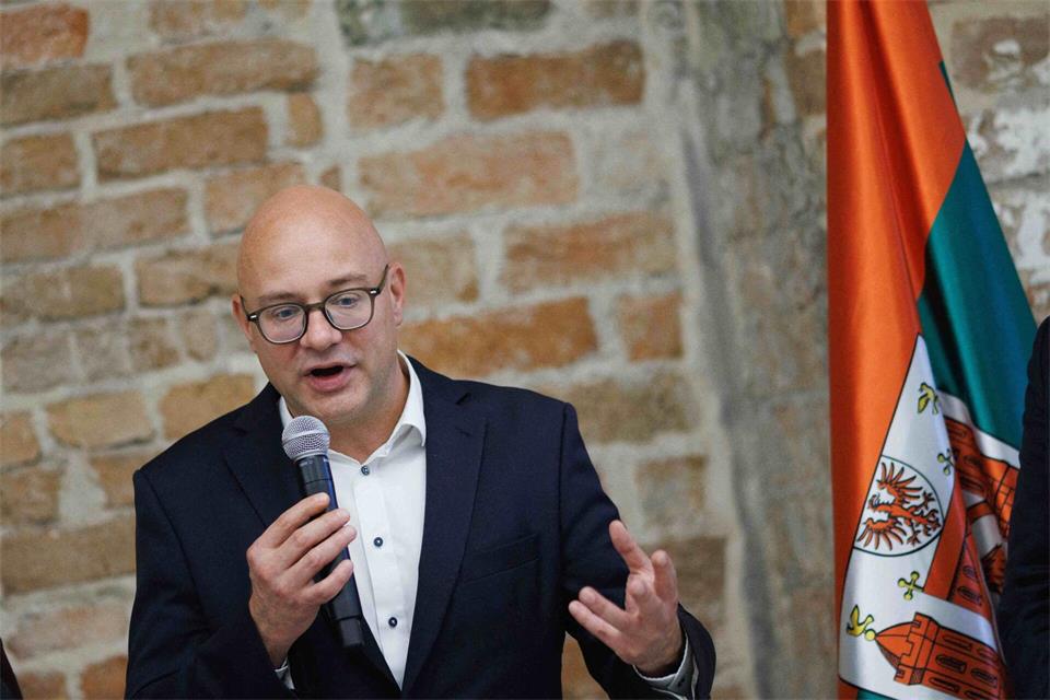 Der Oberbürgermeister der Stadt Frankfurt (Oder), Axel Strasser, sucht mit Polizei, Schulen und anderen Behörden nach Wegen gegen Jugendgewalt. Carsten Koall/dpa