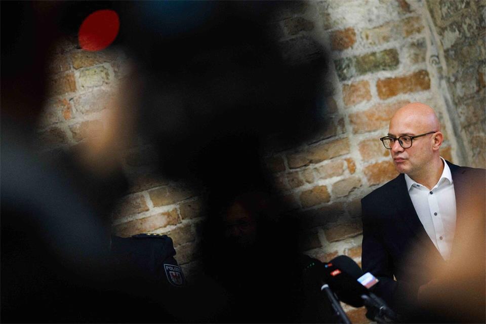 Der Oberbürgermeister der Stadt Frankfurt (Oder), Axel Strasser, sucht mit Polizei, Schulen und anderen Behörden nach Wegen gegen Jugendgewalt.Carsten Koall/dpa