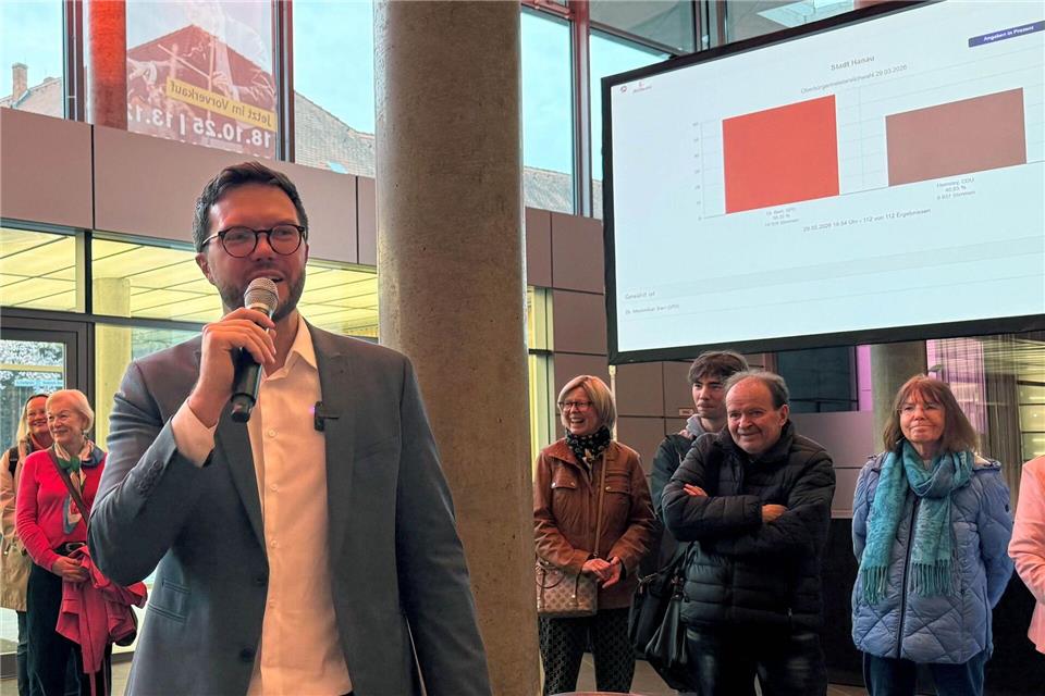 „Der Oberbürgermeister ist kein kleiner König, sondern ein großer Diener“, sagte der künftige Hanauer OB Bieri (SPD) nach seinem Wahlsieg.Michael Bauer/dpa