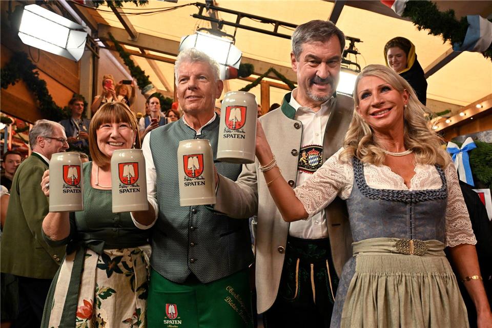 Was man zum Münchner Oktoberfest wissen muss Der Oberbürgermeister sticht an, der Ministerpräsident bekommt die erste Maß. (Archivbild)Peter Kneffel/dpa