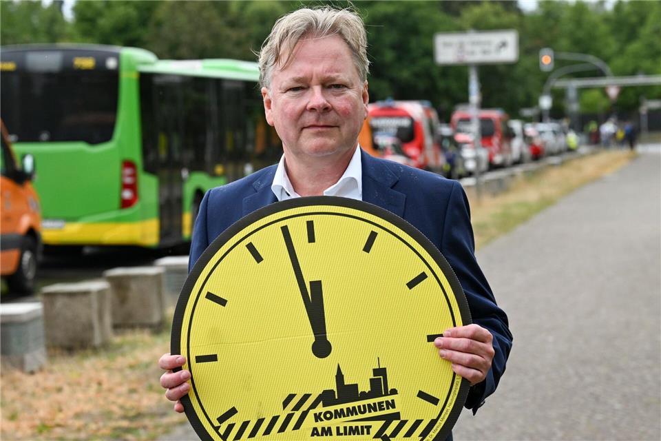 Der Oberbürgermeister von Oberhausen, Thorsten Berg (SPD), bei einer Demonstration von Städten und Kommunen für mehr finanzielle Unterstützung durch den Bund.Jens Kalaene/dpa