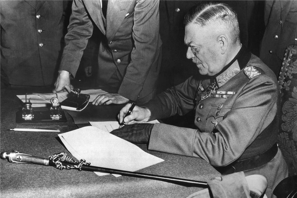 Der Oberkommandierende der Wehrmacht unterschreibt die Kapitulationserklärung kurz nach Mitternacht am 9. Mai 1945. Sie gilt rückwirkend ab 8. Mai. (Archivbild)dpa