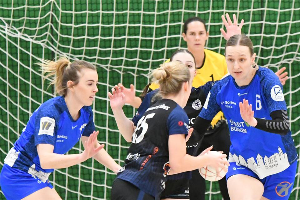Der Oberligist TV Borken (hier mit Teresa Stroick, links, und Sandra Tepferd in der Abwehr) hat am Samstagabend Heimrecht gegen den direkten Tabellennachbarn HSG Vennikel-Rumeln-Kaldenhausen.