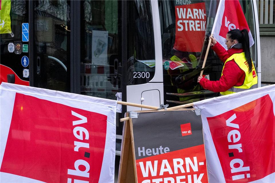 Der ÖPNV in Nürnberg und Augsburg soll bestreikt werden. (Symbolbild) Stefan Puchner/dpa