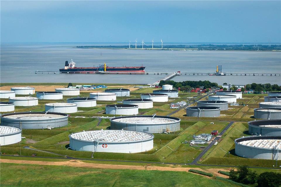 Der Ölhafen in Wilhelmshaven ist einer der wichtigsten Umschlagsorte für Rohöl. (Archivbild)Sina Schuldt/dpa