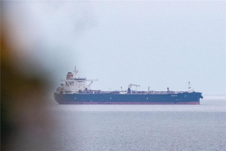 Der Öltanker „Eventin“ gehört vor Rügens Küste mittlerweile zum gewohnten Anblick. Das dürfte noch länger so bleiben. (Archivbild)Stefan Sauer/dpa
