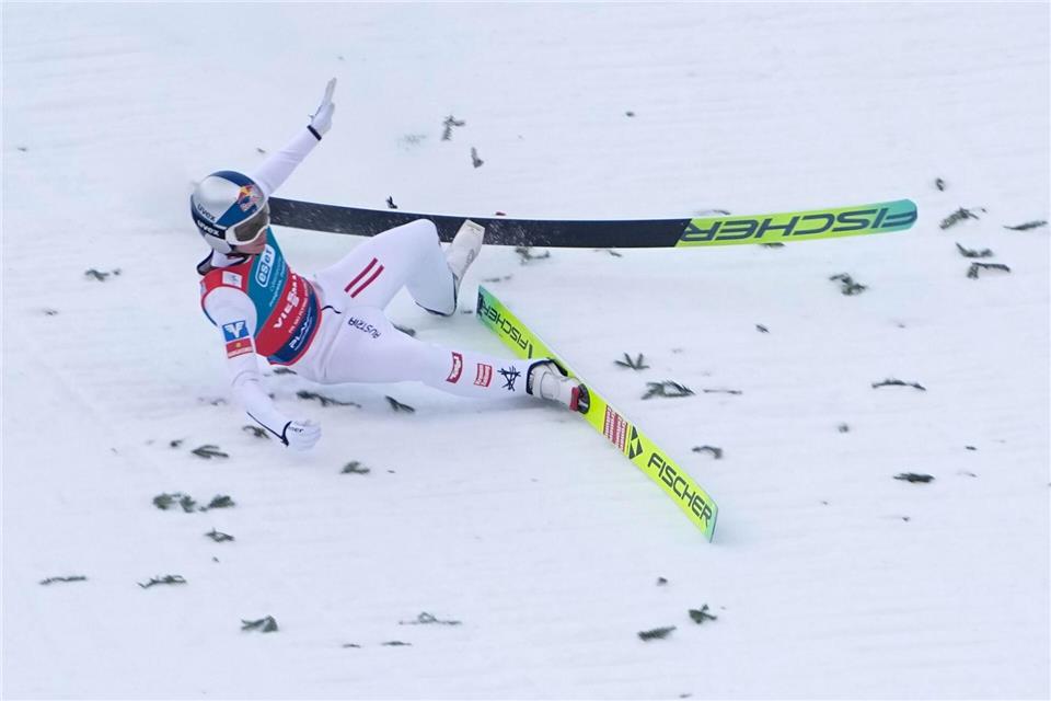 Der Österreicher Stephan Embacher stürzte nach seinem Sprung auf 240 Meter.Darko Bandic/AP/dpa