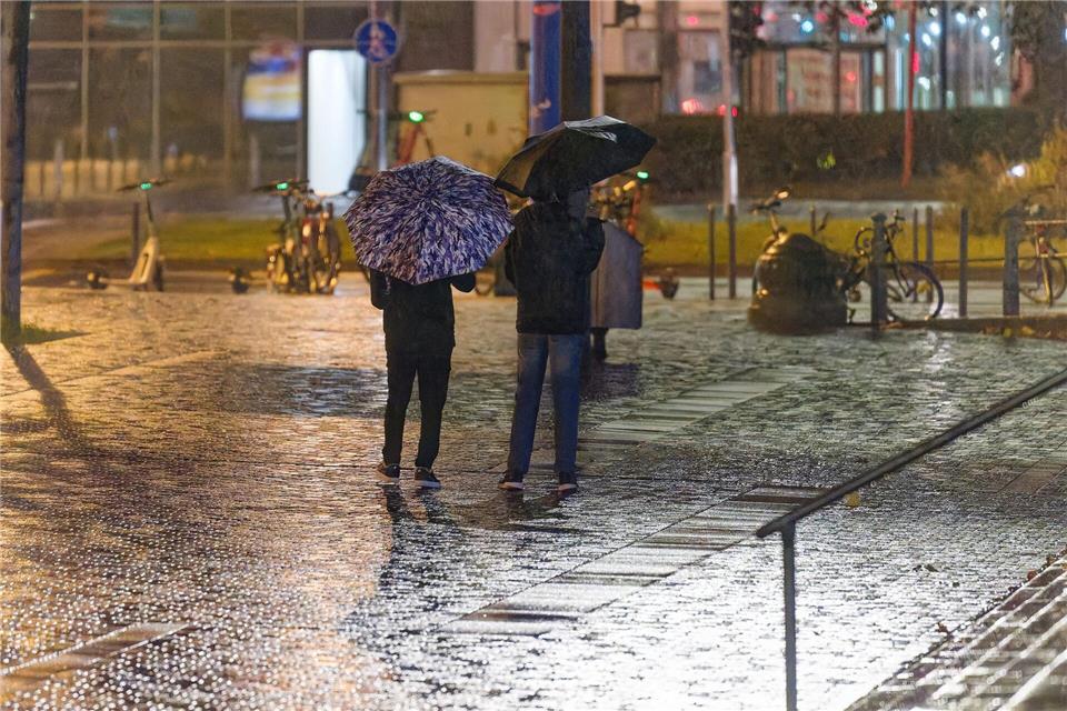 NRW erlebte trüben statt goldenen Oktober Der Oktober war in NRW nicht golden: Laut Deutschem Wetterdienst fiel mehr Regen als üblich und es gab zu wenige Sonnenstunden. (Archivbild)Henning Kaiser/dpa