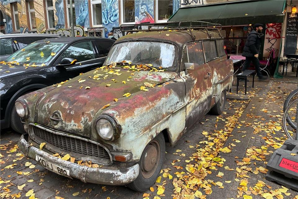 Wie lange fährt er noch? Rostlaube muss umziehen Der Oldtimer musste umparken, weil Parkplätze im Kiez schwinden. Sein neuer Standort ist fast gegenüber vom alten.Caroline Bock/dpa