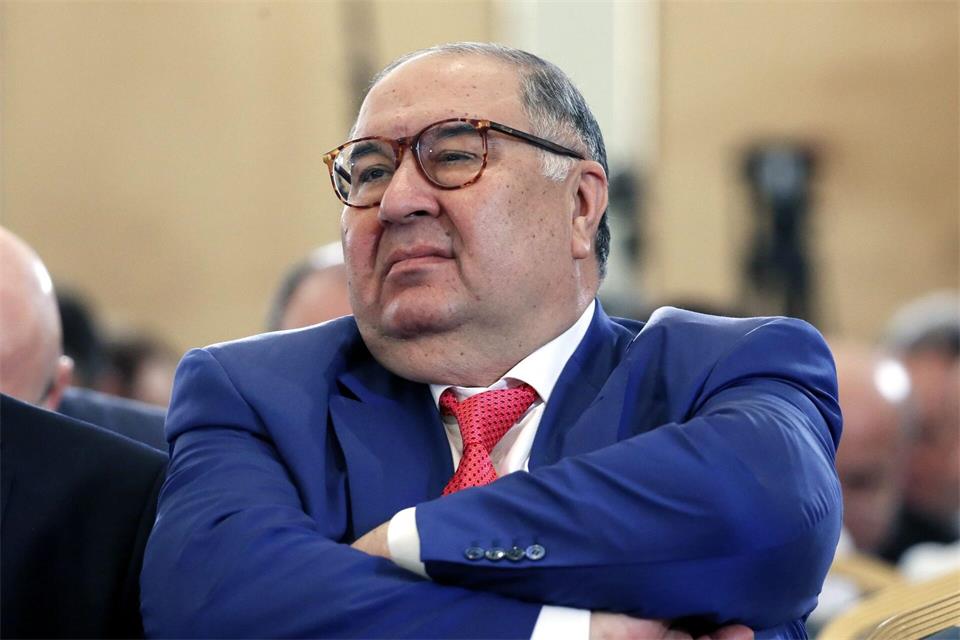 Der Oligarch Alischer Usmanow ist in Europa als langjähriger Präsident des Fecht-Weltverbandes FIE und als früherer Anteilseigner des englischen Fußballclubs FC Arsenal bekannt. (Archivbild)Yuri Kochetkov/epa/dpa