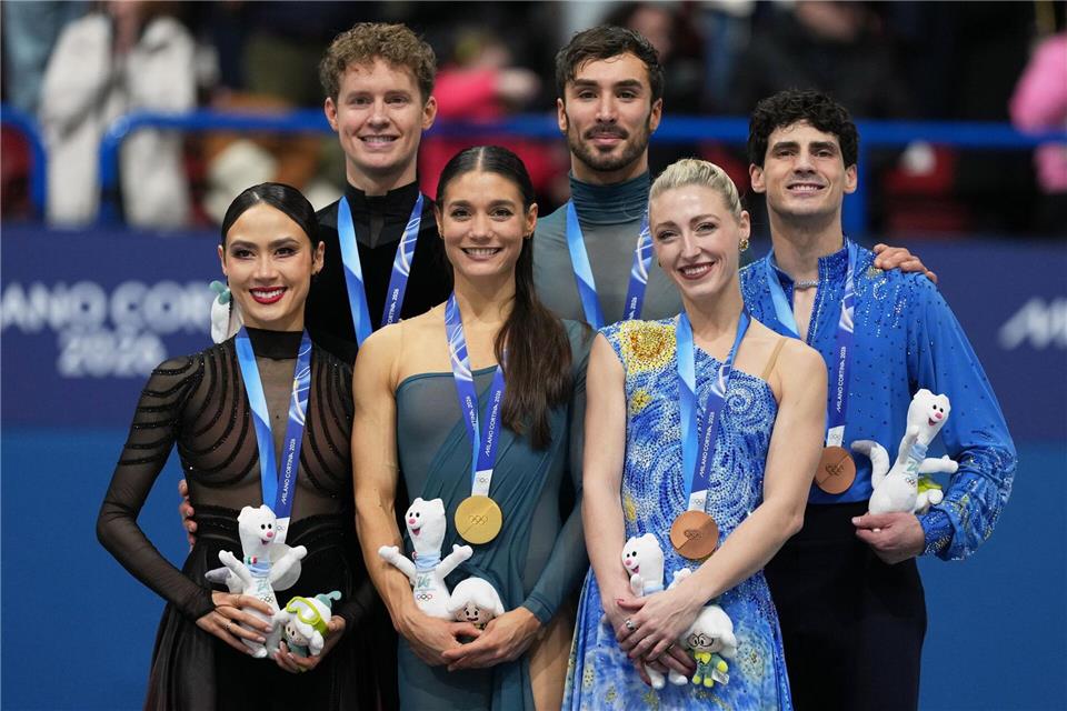 Der Olympiasieg von Laurence Fournier Beaudry und Guillaume Cizeron (M) sorgt für Wirbel. Sie ließen die Topfavoriten Madison Chock und Evan Bates aus den USA (l) sowie die Kanadier Piper Gilles und Paul Poirier (r) hinter sich.Stephanie Scarbrough/AP/dpa