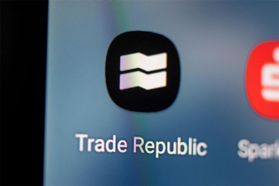 Der Online-Broker Trade Republic arbeitet rein App-basiert. (Archivbild)Fabian Sommer/dpa