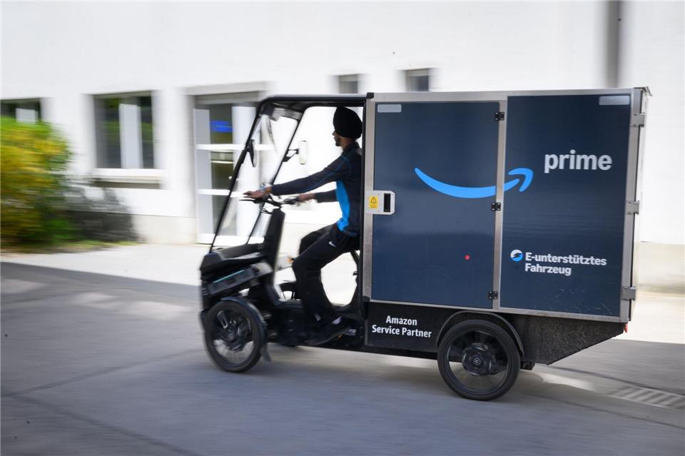 Der Online-Händler Amazon hat eine weitere Zustellbasis für Elektro-Lastenräder in Betrieb genommen.Bernd von Jutrczenka/dpa