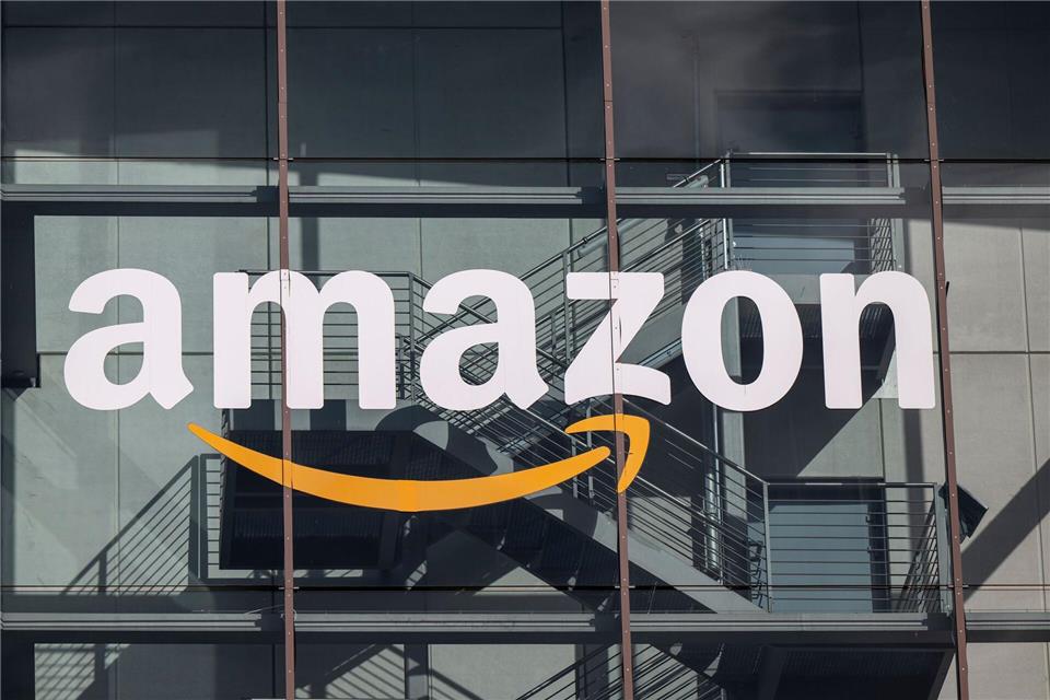 Der Onlinehändler Amazon hatte in Bad Urach den Bau eines Verteilzentrums geplant. (Illustration)Peter Kneffel/dpa