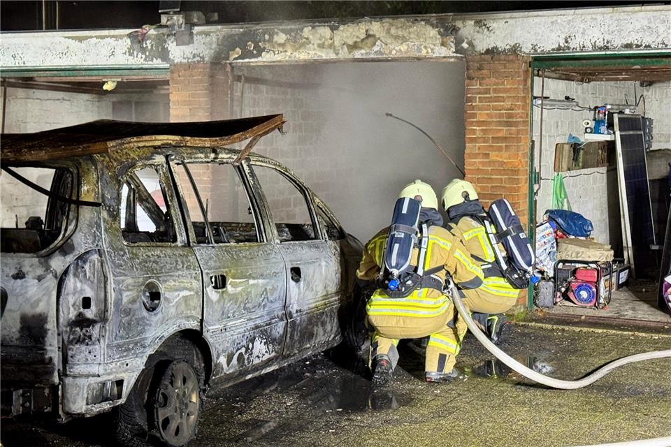 Der Opel brannte völlig aus. Im Nachgang mussten Gegenstände in der Garage gelöscht werden. 
