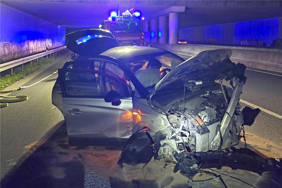 Der Opel wurde bei dem Unfall auf der Autobahn zerstört.
