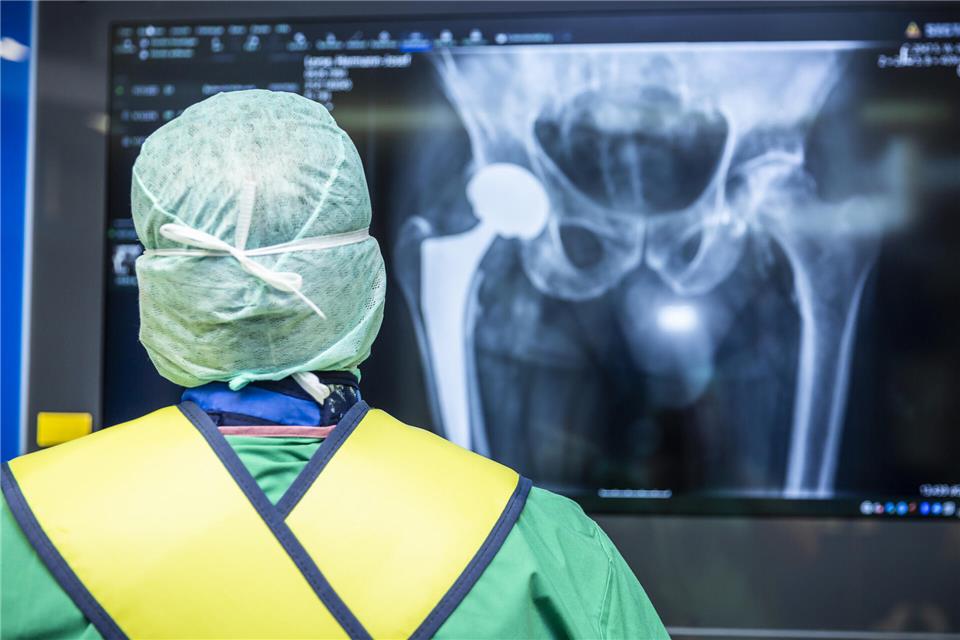 Abendsprechstunde: Der schonende Weg zum neuen Gelenk Der Operateur betrachtet ein eingesetztes Hüft-/Oberschenkel-Implantat auf dem Bildschirm. Im Endoprothetik-Zentrum der Maximalversorgung des Borkener St. Marien-Hospitals werden jährlich zahlreiche Prothesen eingebaut und auch ersetzt, wenn nötig.