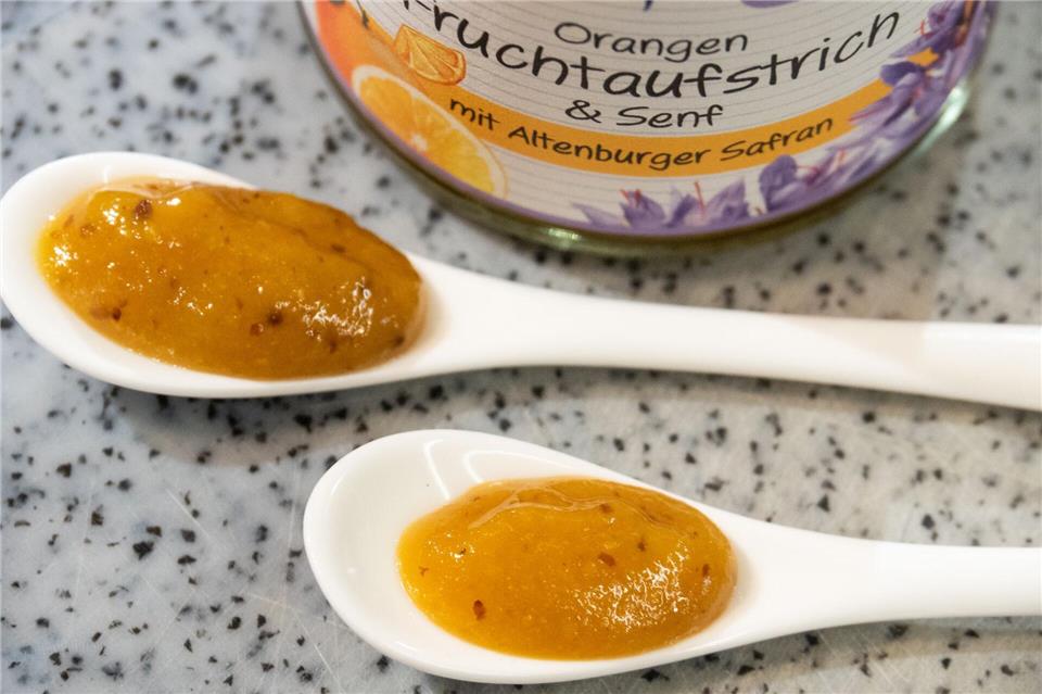 Der Orangenfruchtaufstrich mit Senf und Altenburger Safran ist eine Erfindung von Küchenmeister Martin Schlösser.Andreas Drouve/dpa-tmn