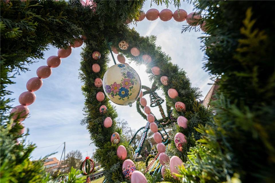 Der Osterbrunnen in Bieberbach gilt als einer der größten weltweit.Pia Bayer/dpa