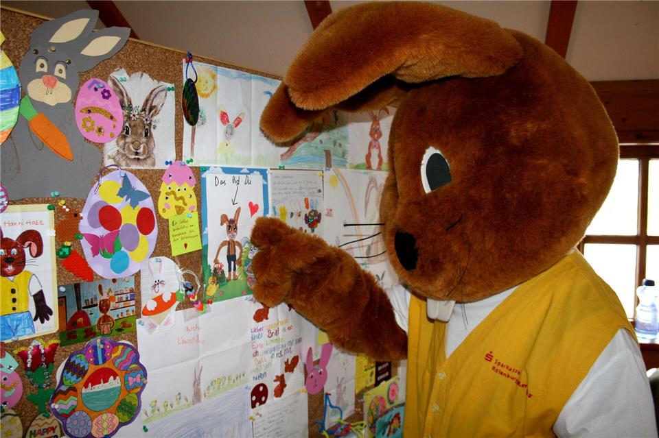 Der Osterhase verrät, was ihm die Kinder schreiben. (Archivbild)Kai Moorschlatt/dpa