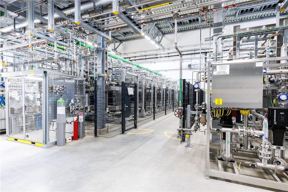 Energie- und Importgut: Wasserstoff kommt aus dem Ausland Der PEM-Elektrolyseur kann bis zu 8.000 Tonnen grünen Wasserstoff pro Jahr produzieren.Lando Hass/dpa