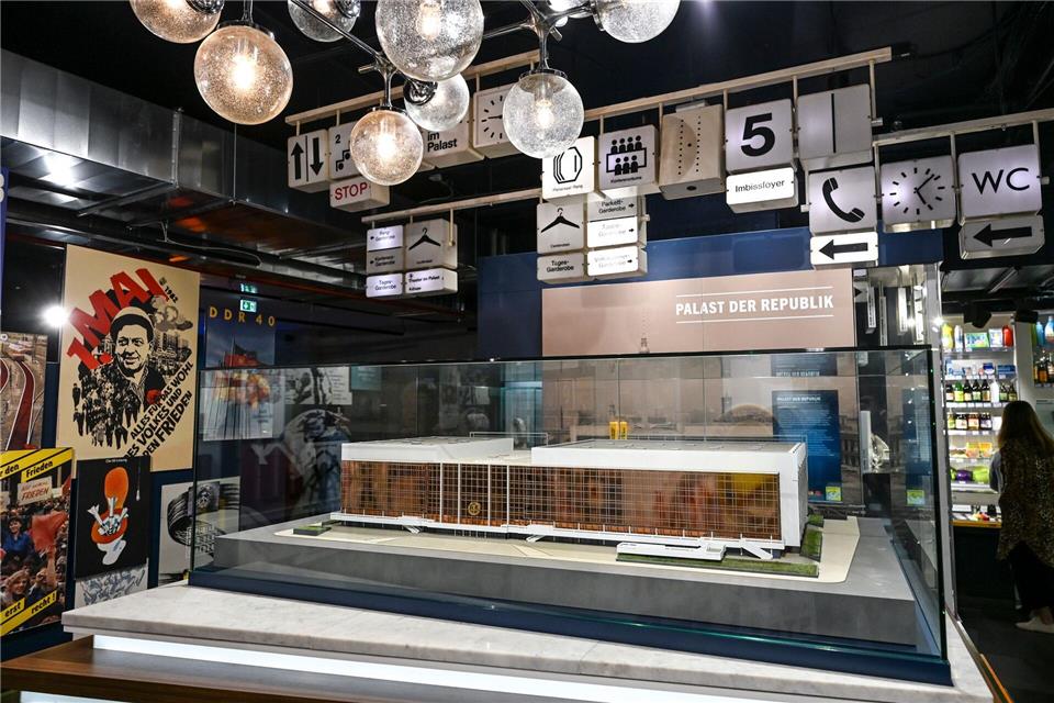Der Palast der Republik wurde auch scherzhaft „Erichs Lampenladen“ genannt, Teile der Innenausstattung sind jetzt im DDR Museum in Berlin zu sehen. Jens Kalaene/dpa