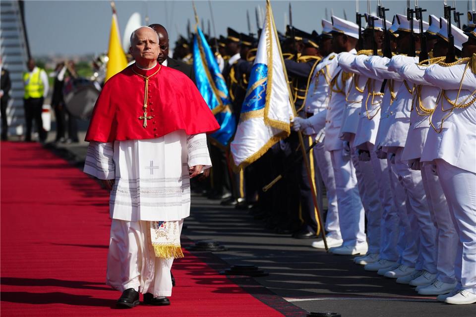 Der Papst bei seiner Ankunft in Luanda.Andrew Medichini/AP/dpa
