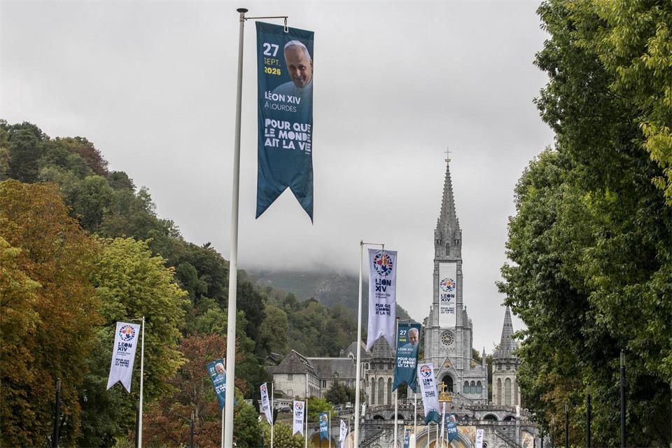 Der Papst besucht Paris und Lourdes, bevor er dann nach Metz kommt (Archivbild)Fred Scheiber/AP/dpa