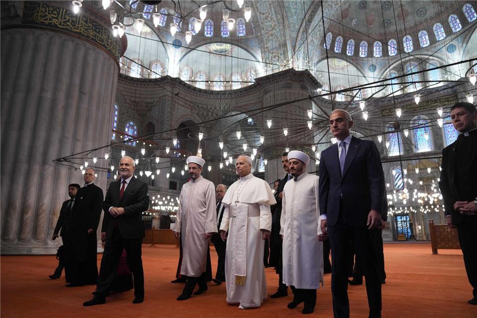 Der Papst besucht die Blaue Moschee in Istanbul - und will damit ein Zeichen für den interreligiösen Dialog setzen. Domenico Stinellis/AP/dpa
