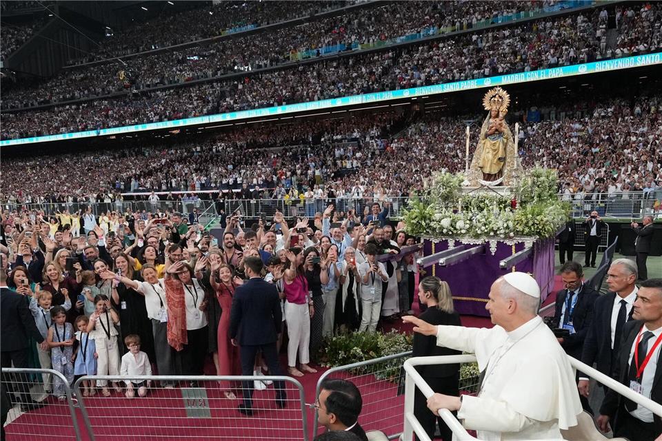 Der Papst hat im Bernabéu auch andere Prominente privat getroffen.Andrea Comas/AP/dpa