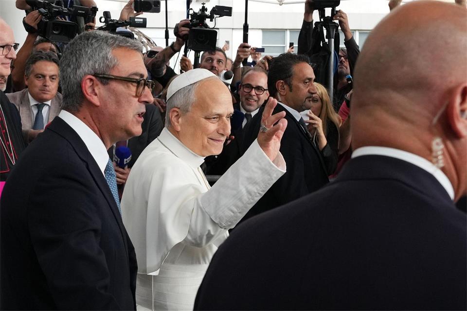Der Papst hat nach seiner Krebsoperation das Krankenhaus in Rom wieder verlassen können.Alessandra Tarantino/AP/dpa